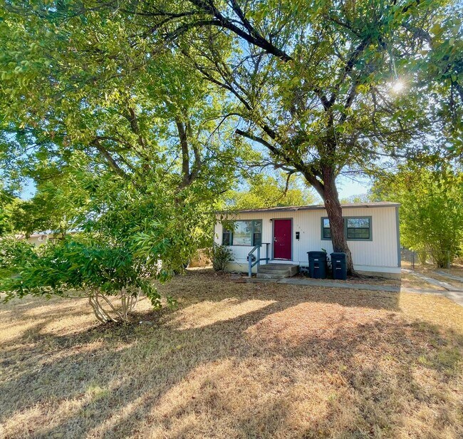 Building Photo - Welcome Home! Cozy 2 Bedroom, 1 Bath Charmer with a Brand-New Kitchen