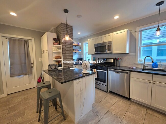 Building Photo - 17 Frederick Ave Unit 1