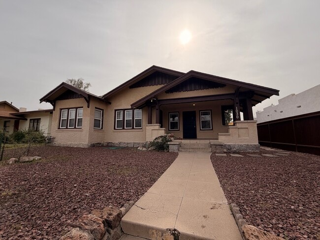 Photo - 1030 E 7th St