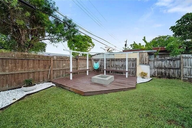 Photo - 320 NE 60th St