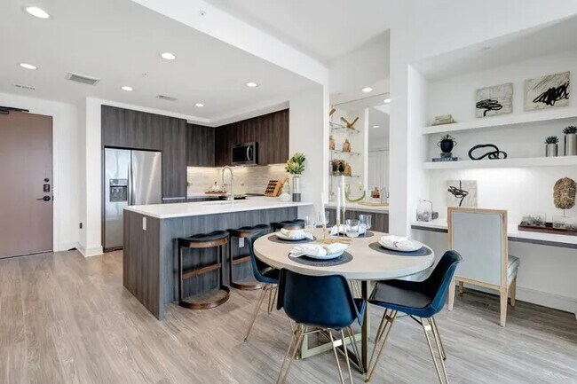 Photo - Luxury High-Rise Living with Up to 4 Weeks... Unidad HAP