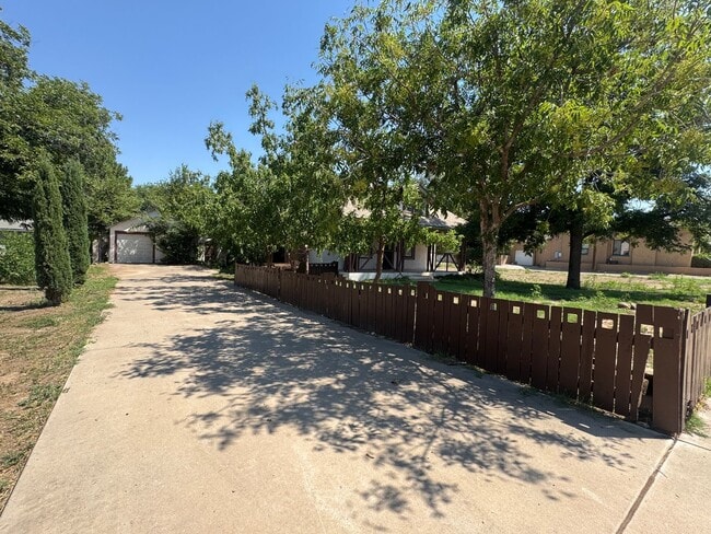 Photo - 707 W 5th St