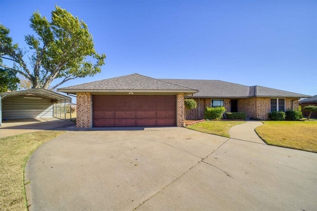 Photo - 308 SE Camelot Dr