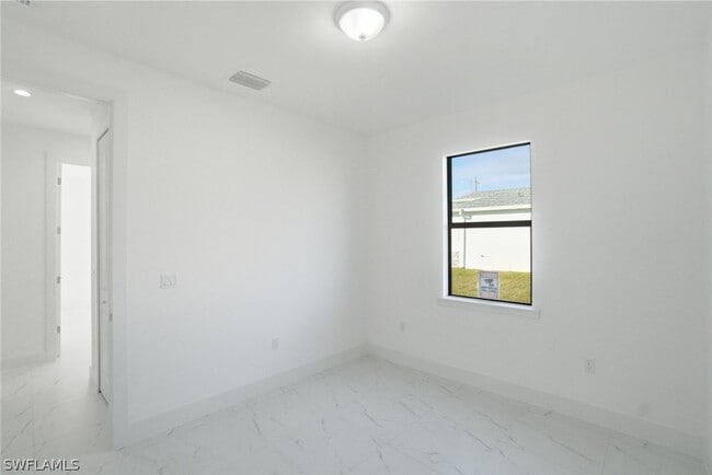 Building Photo - 2404-2406 Mae Ave S