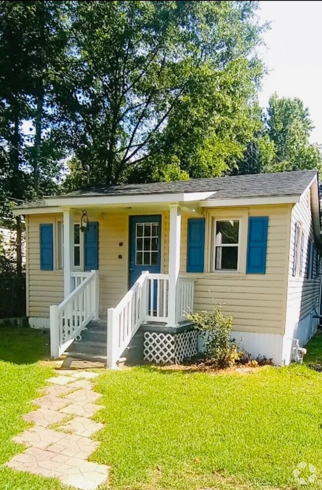 Building Photo - Cute Little Country Home!