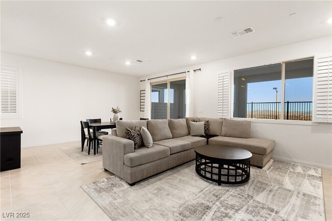 Photo - 1592 Pacific Baza St