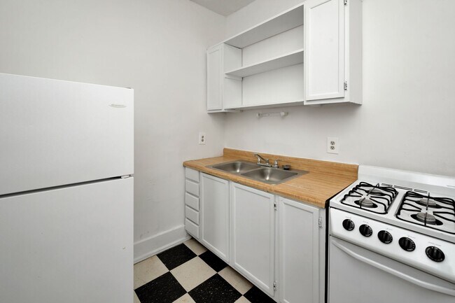 Photo - Montrose and Montclair