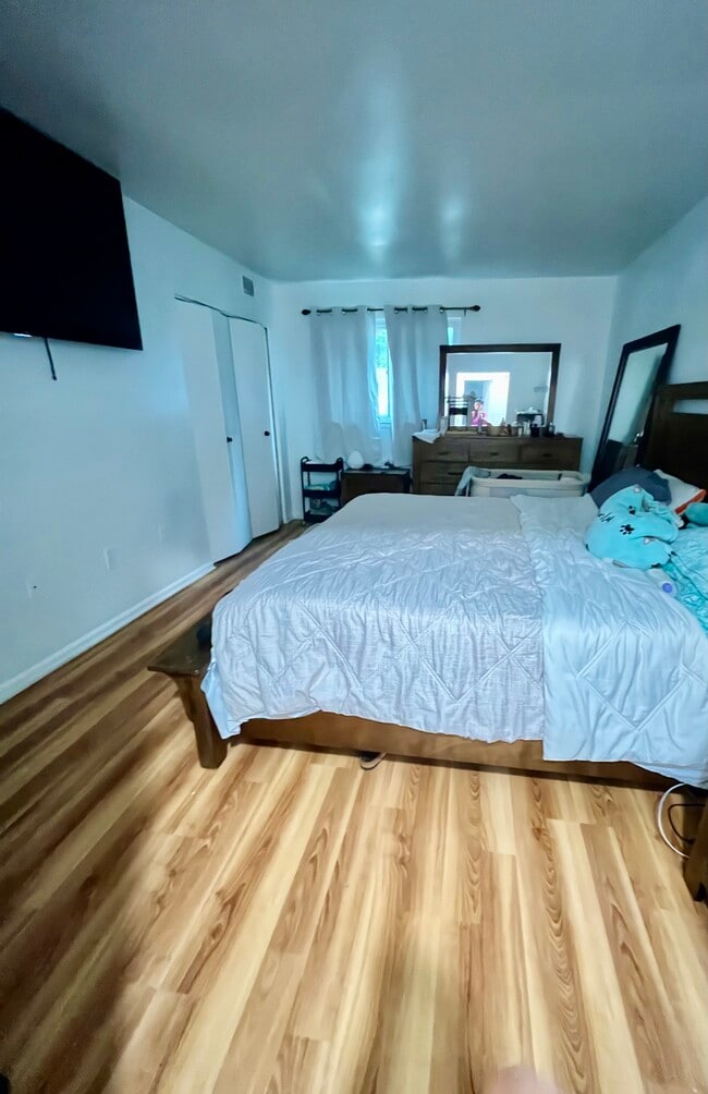 dormitorio principal y amplio vestidor - 9705 Kings Crown Ct Unidad 1 Rental