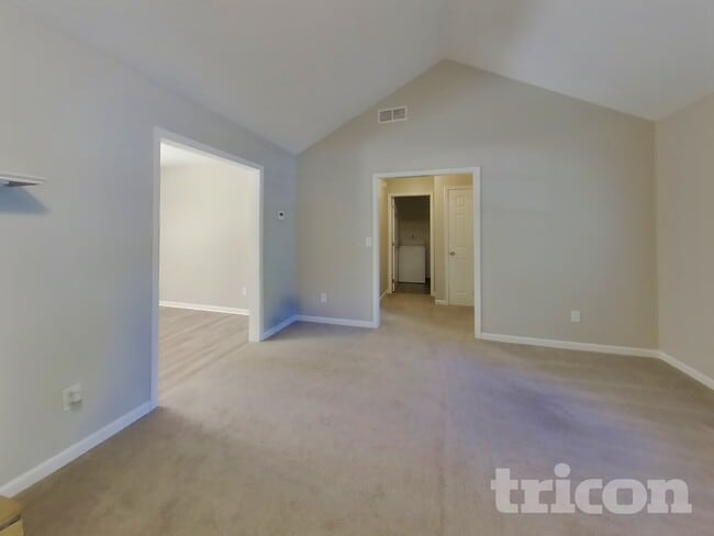 Photo - 410 Red Oak Ct