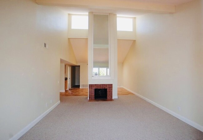 Living room, dining room behind fireplace - 88 Kingston Ct W Casa Adosada