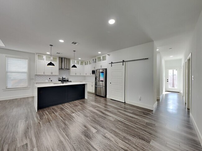 Photo - 1920 Carver Ave