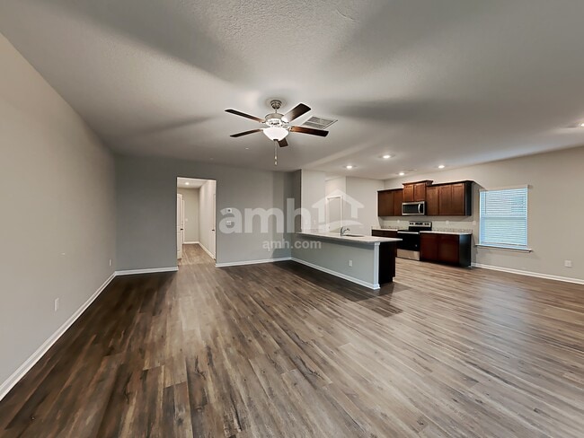 Photo - 605 Gleaner Wy