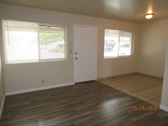 Building Photo - Cozy Updated One Bed One Bath Apartment Ne... Unit 730