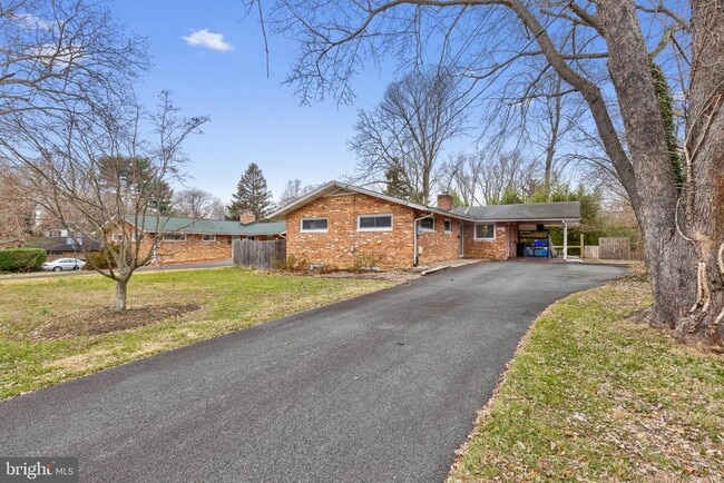 Building Photo - 9920 Pinehurst Ave
