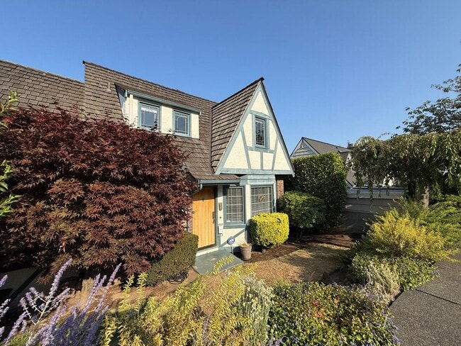 Photo - 2466 Montavista Pl W