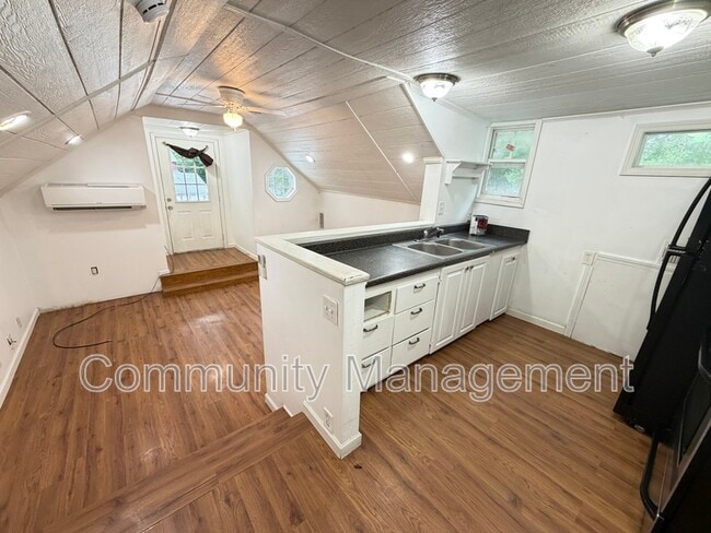 Photo - 18819 Greenwell Springs Rd Unidad Apt D4