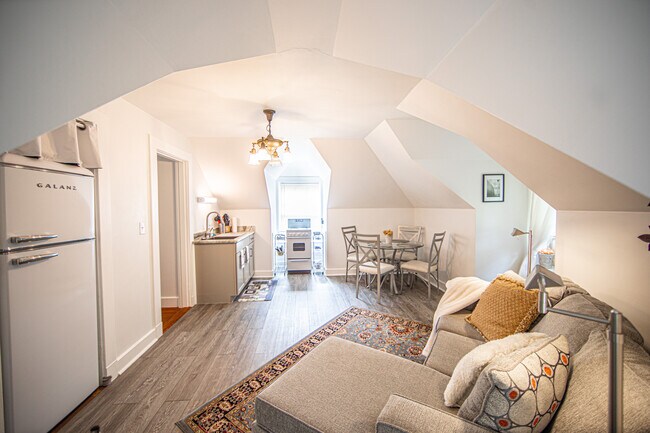 Quiet/Private Apartment - 400 Maple St