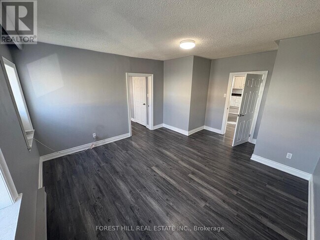 Photo - 739 The Queensway