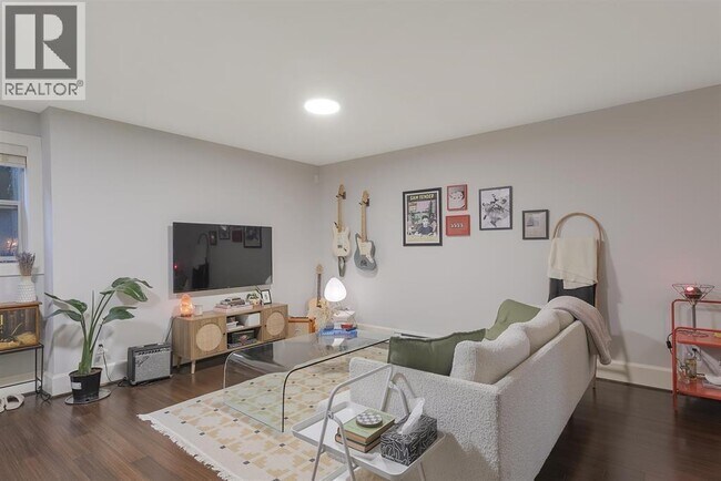 518 16th St E Unit Suite