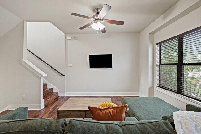Photo - 1504 Lorraine Loop Unit B