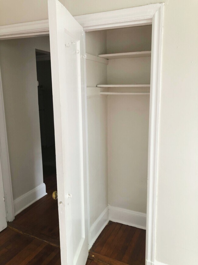 Bedroom 1 - 203 N Plum St Unidad 4