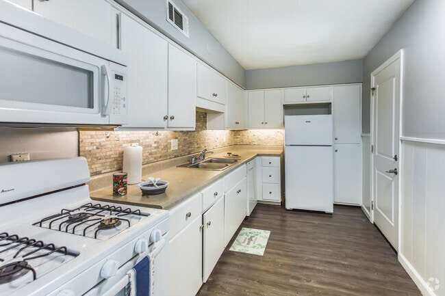 2BR, 1BA - 950SF - Kitchen