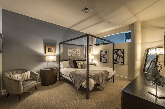 Apartamento de concepto abierto con dormitorio y sala de estar, y acabados modernos.