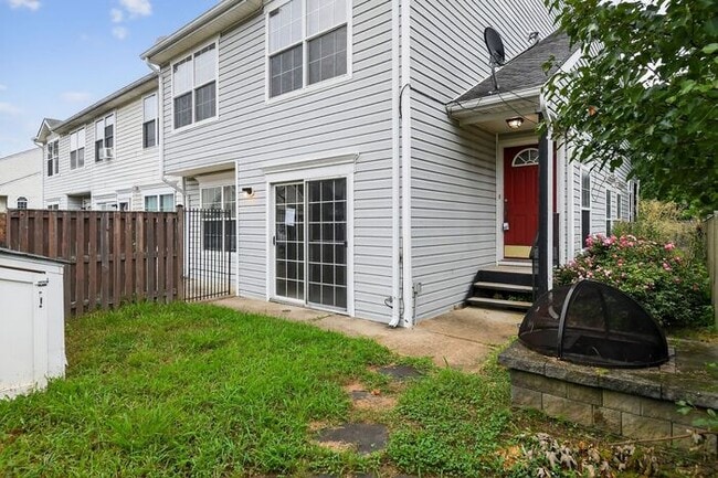 Building Photo - Pet Friendly End Unit Townhouse with Fence...