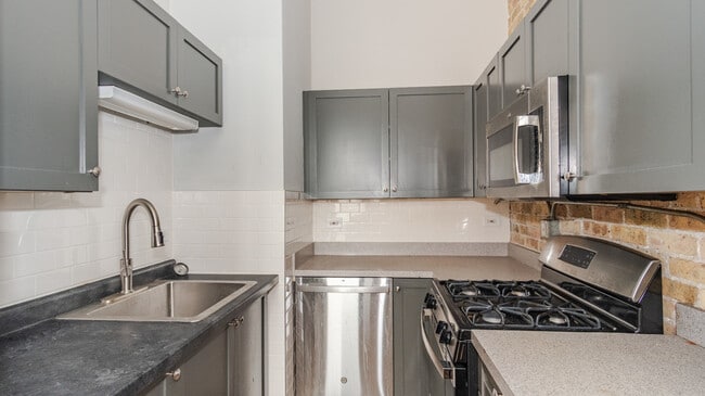 Building Photo - 1300 N Milwaukee Ave Unit 3F Rental