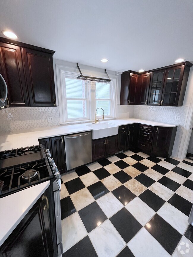 Building Photo - 1112 Salina St Rental