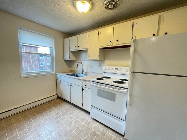 Building Photo - 183 Loudon Rd Unit Apt 5