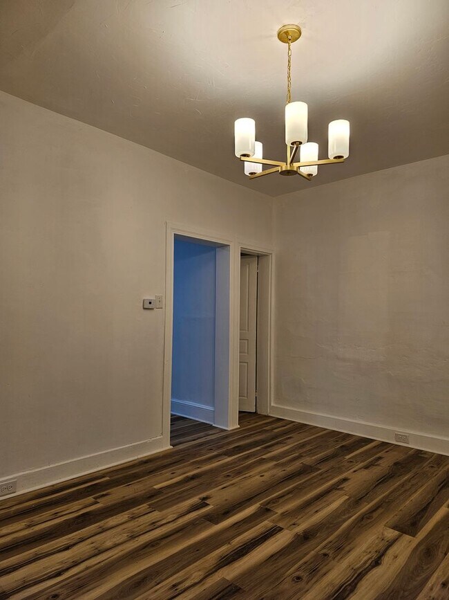 Photo - 921 W Poplar St