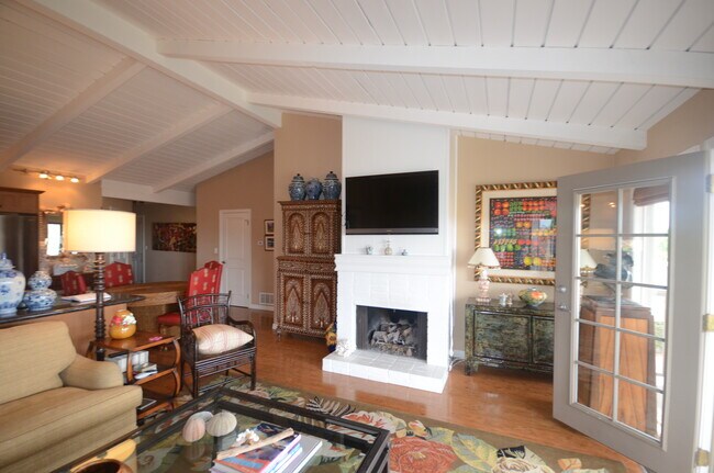 Living area - 403 Columbus Cir Unit 403