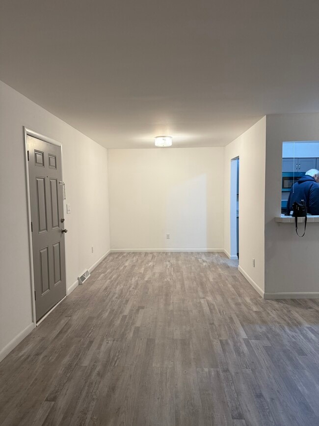 Building Photo - 1 Oyster Bay Rd Unit 1B