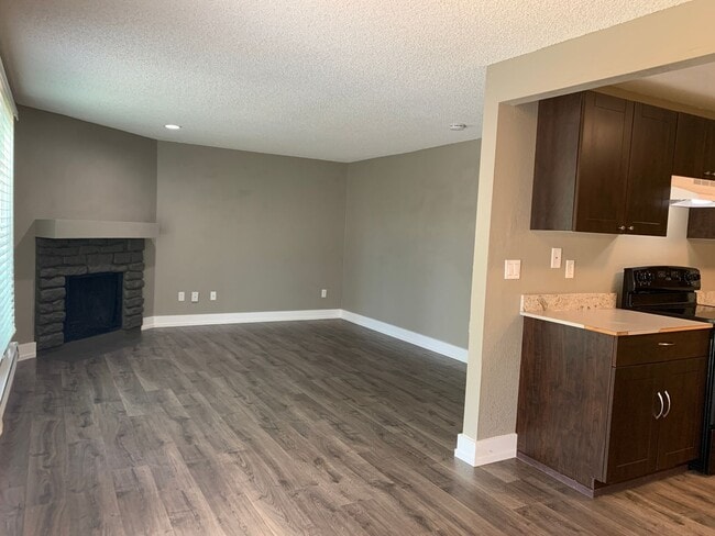 Building Photo - 2 Bedroom/1bath in Tacoma - 4Plex Unit B Rental