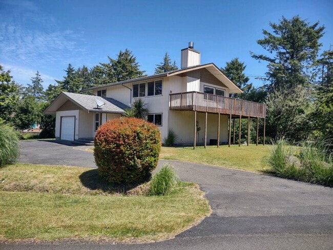 Building Photo - Large 2+ bedroom 2.56 bath home with large...