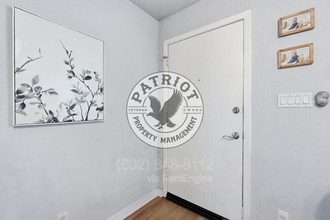 Photo - 307 W Wickieup Ln