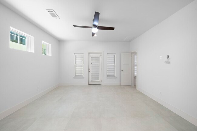 Photo - 1015 W 24th St