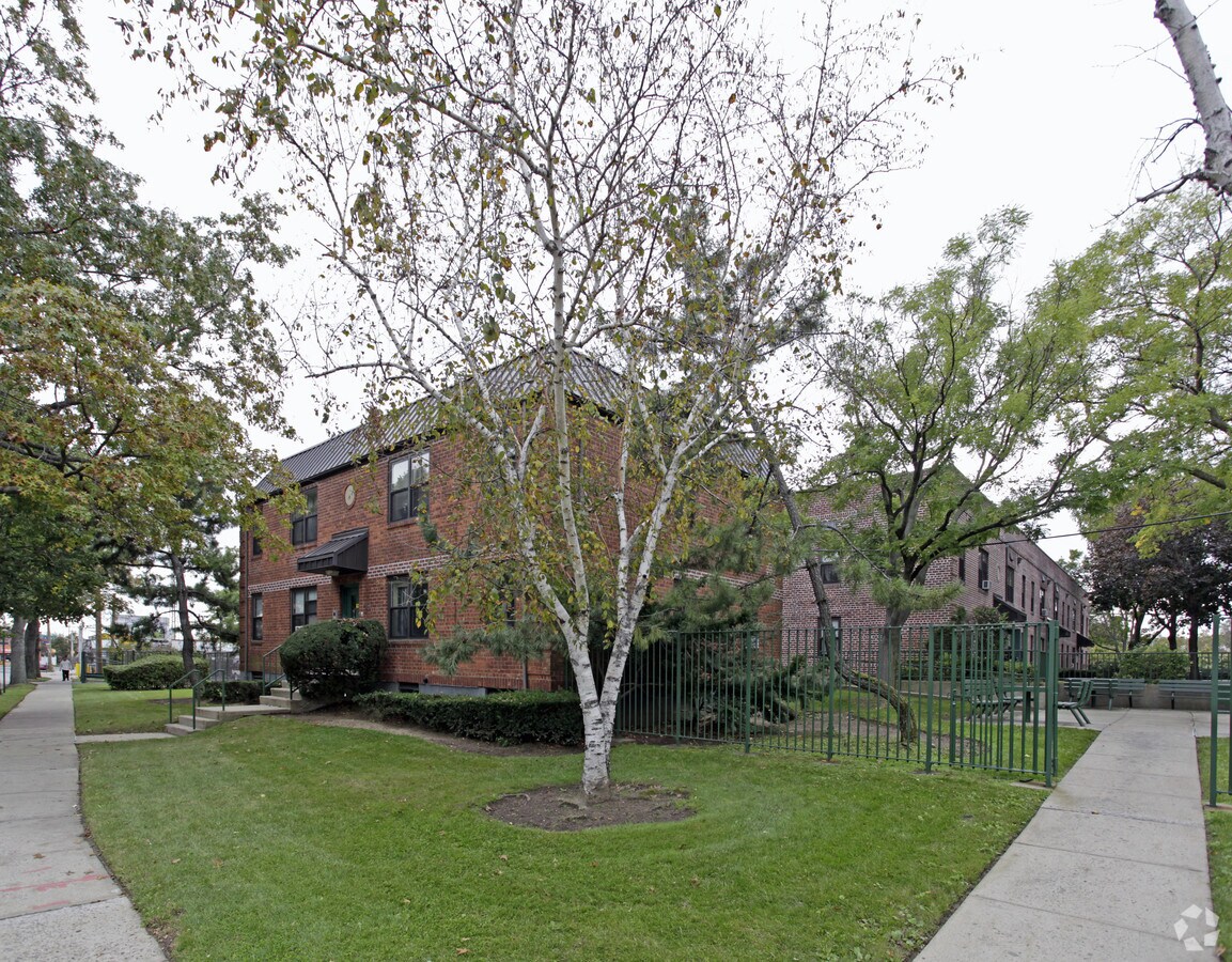 121-16 - 121-46 Farmers Blvd - 121-16-121-46 Farmers Blvd Apartments