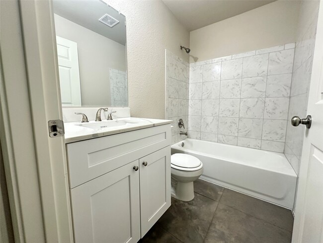 Building Photo - 10796 Royal Magnolia Dr