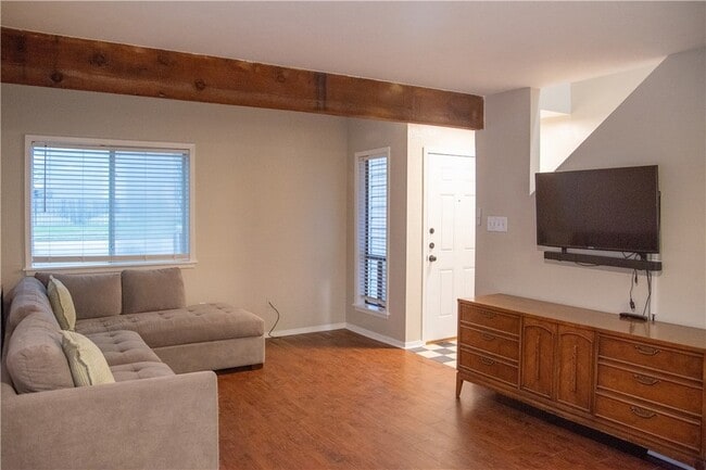 Photo - 1328 Airline Dr