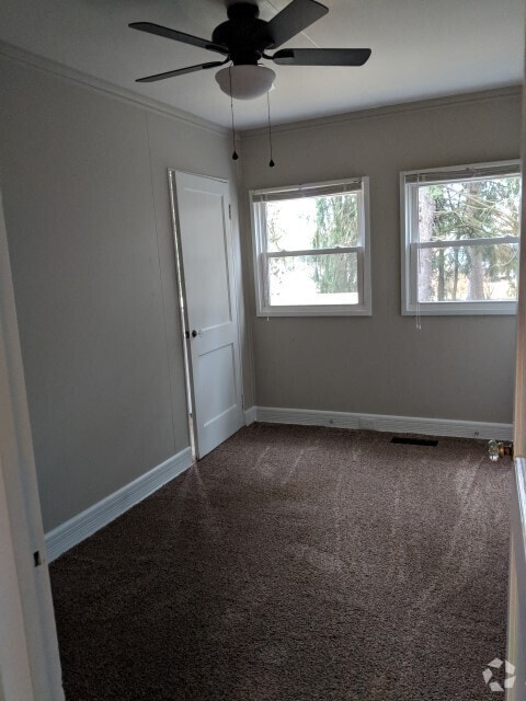 Building Photo - 210 E 11th St Rental