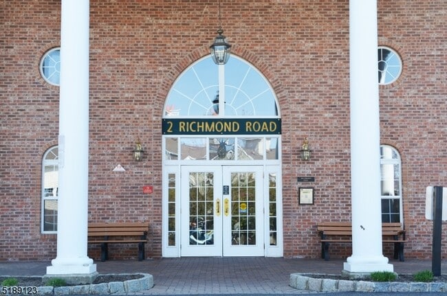 Building Photo - 2 Richmond Rd Unit 110