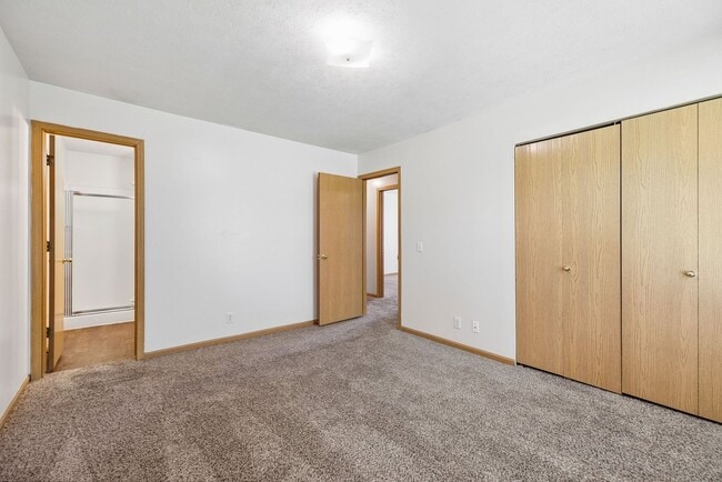 Photo - 556-558 Lamont Unit 558