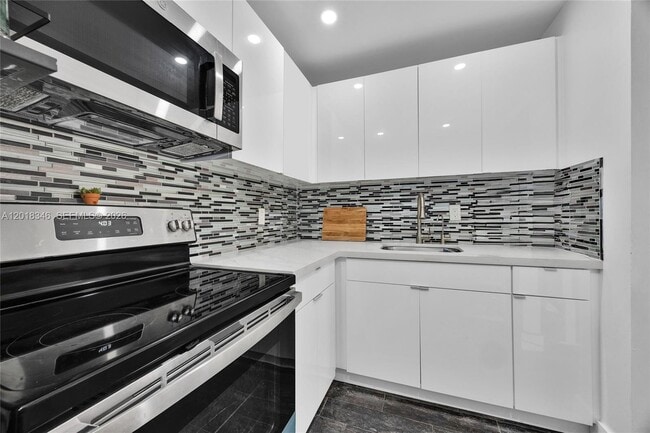 Building Photo - 1051 SW 1st St Unit 401