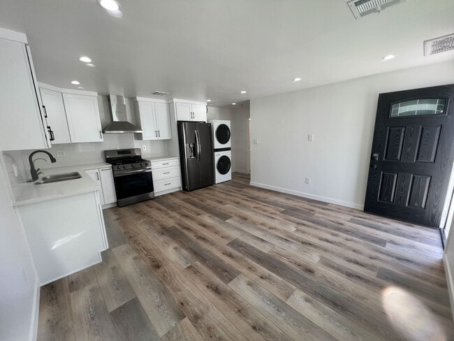 Photo - 7718 N Glenoaks Blvd