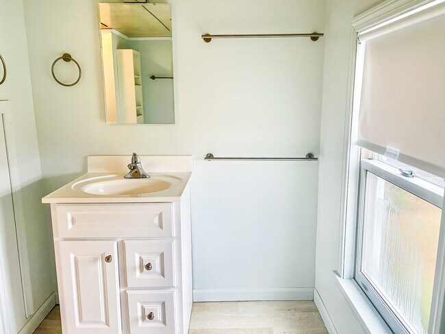 Photo - 1699 Main St