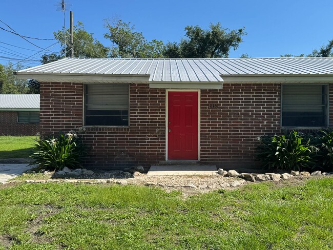 Building Photo - Newly Renovated 2 Bedroom Brick Apartment near Downtown Live Oak - Move in Specials! Unit 815 McGee Street NE Live Oak 32064