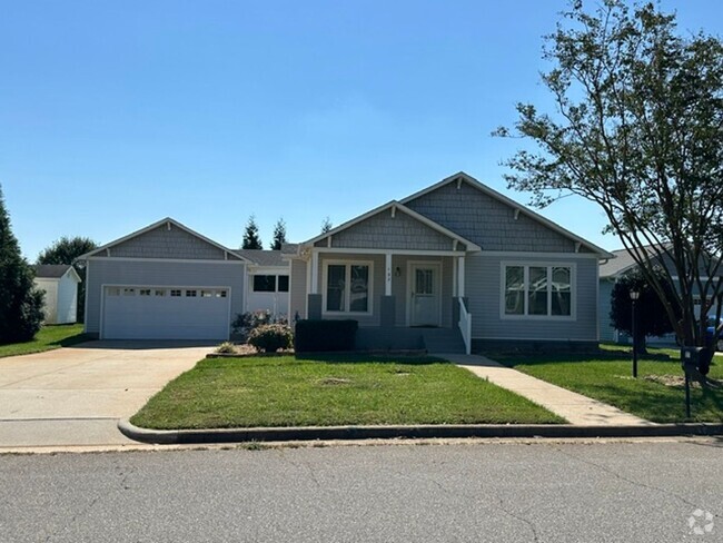 Building Photo - Three Bedroom Ranch Home