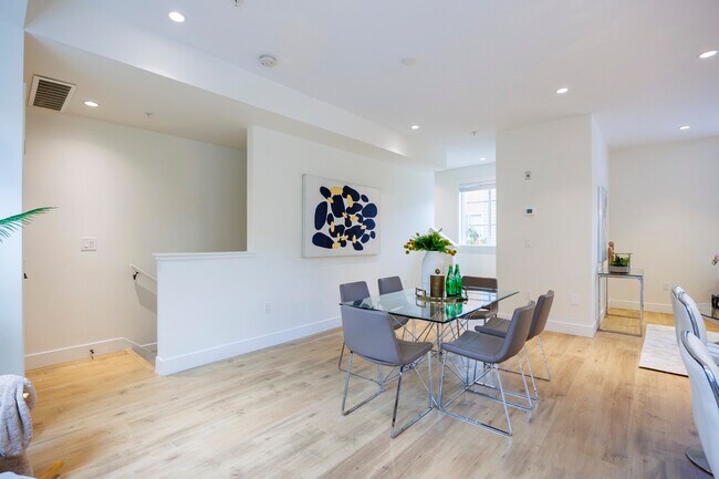 Photo - 19935 75A Av